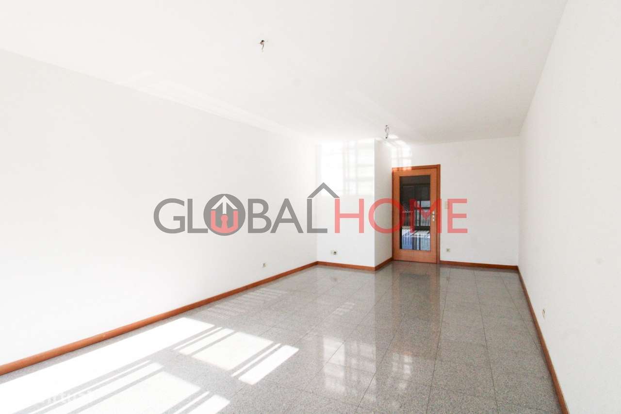 Apartamento T3 na Avenida da Carvalha-4