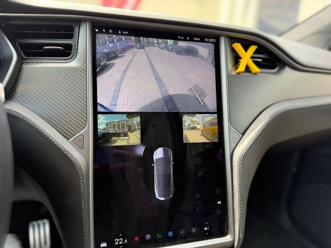 Tesla Model X - 12