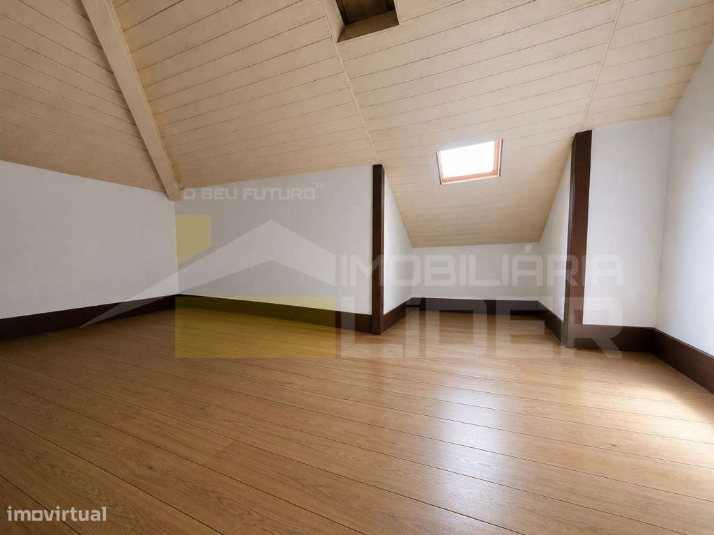 Exclusividade Imobiliária Lider.
Arrumos com 6 divisões e corredor...-6