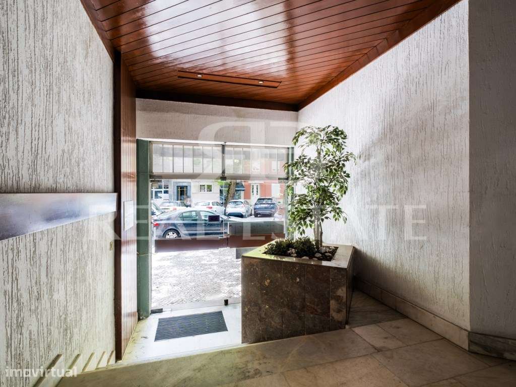T2, para remodelação total | junto à Praça de Espanha | centro de L...-30