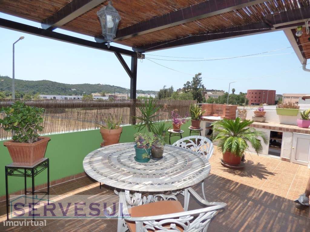 Apartamento T1+1 com garagem e espaçoso terraço, localizada a 1 km ...