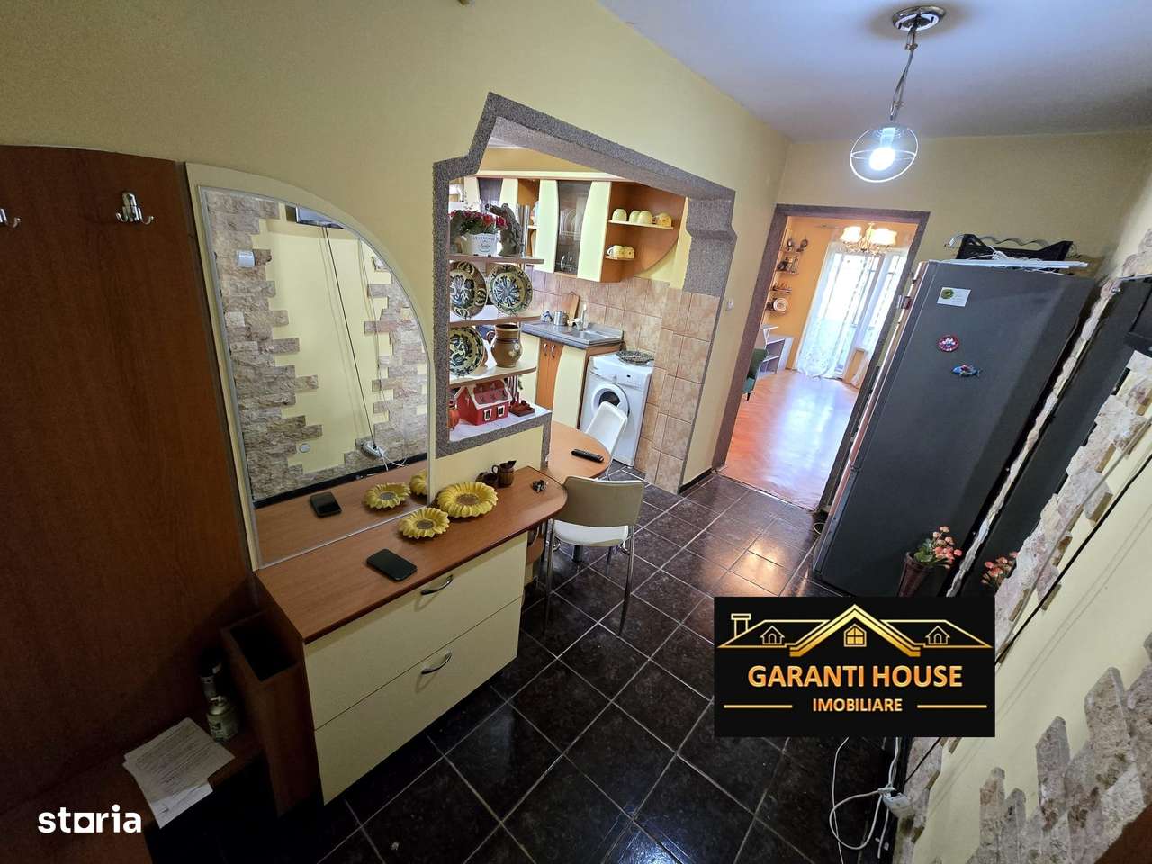 Bd. Traian, apartament cu 3 camere, semidecomandat, 74 900€ negociabil - Imagine principală: 2/8