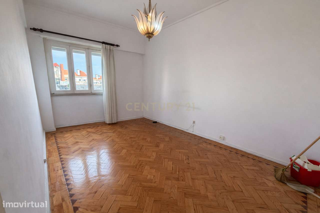 Apartamento T2 com Marquise e Excelente Potencial | Damaia de Cima – A-16