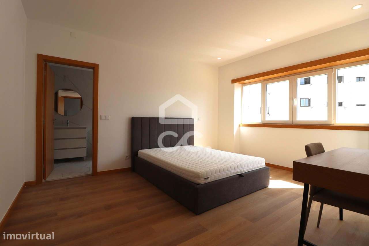 Moradia totalmente remodelada com 6 apartamentos T2 junto à Dias da Si-6