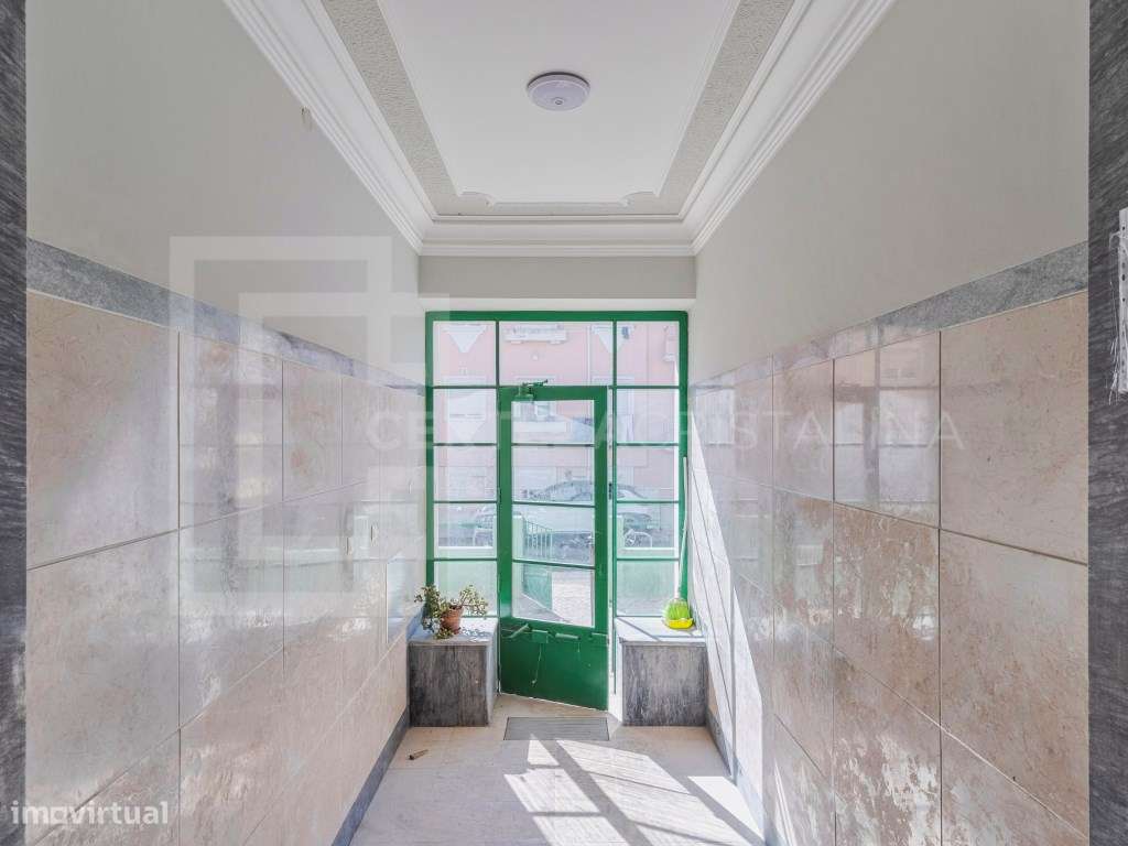 Apartamento T2 com logradouro no coração de Almada-21