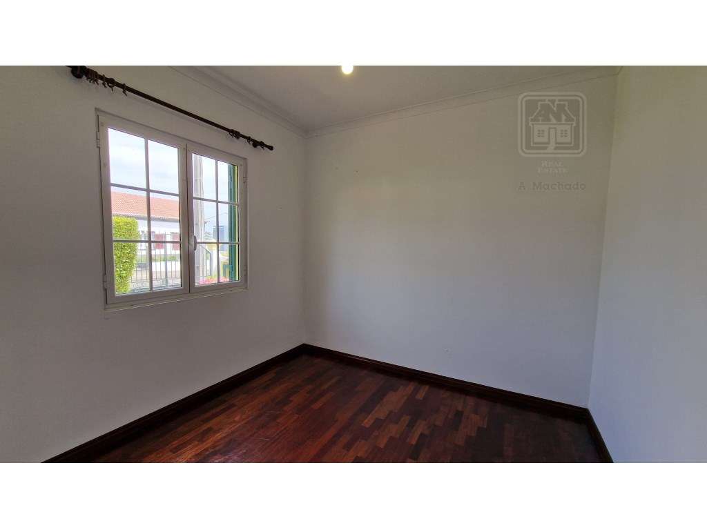 VENDA de MORADIA - VIVENDA T4+1 com Jardim e Garagem - Relva, Ponta...-32