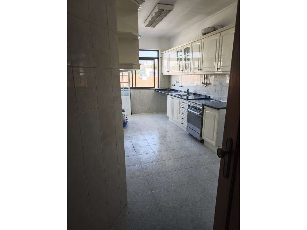 Apartamento no centro da Cova da piedade em predio de prestígio-5