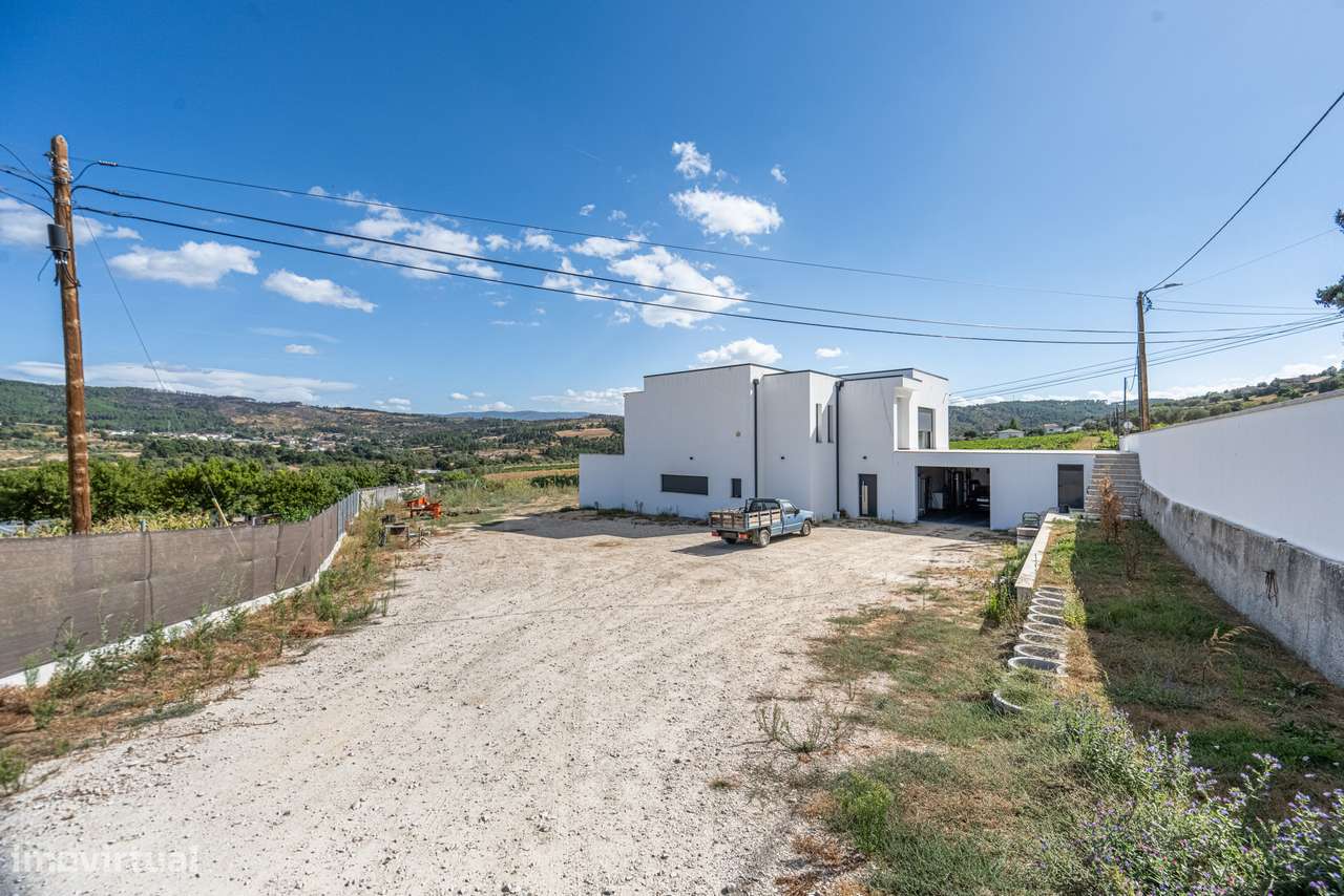 Moradia T4 semi-nova c/ 4 suites-12