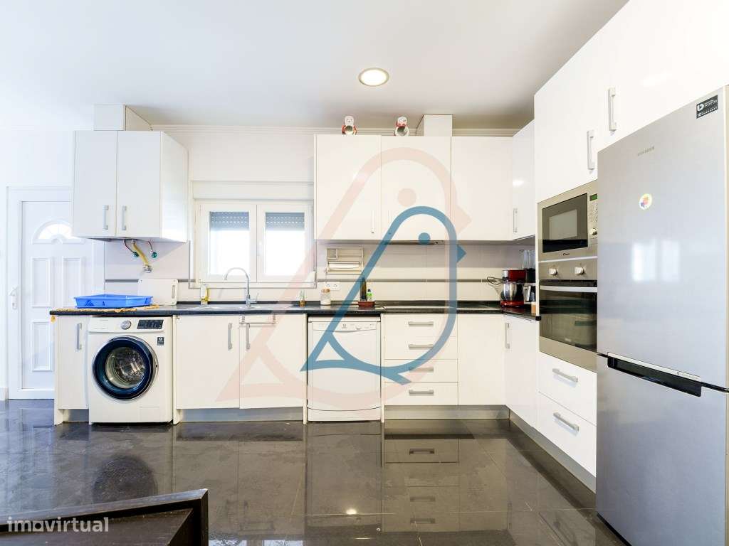 Excelente Oportunidade de Investimento: Moradia Bi-Familiar com Ter... - Grande imagem: 2/48