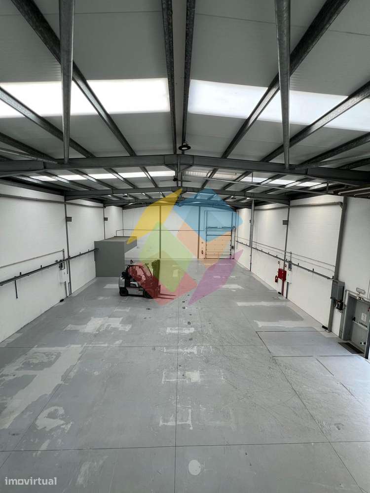 Pavilhão Empresarial Pronto a Utilizar – Fiães!-19