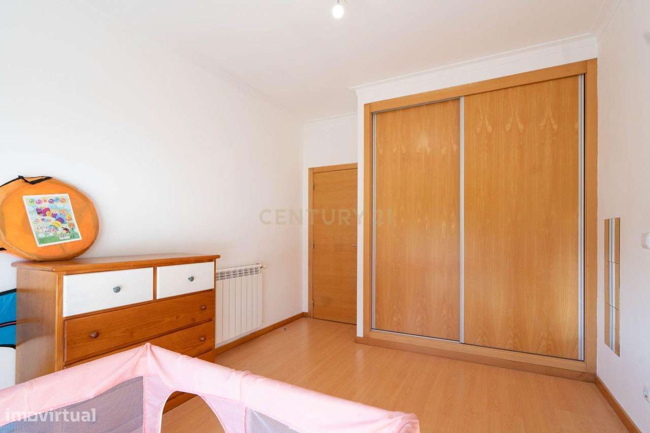 Moradia térrea T3+1 com linhas modernas,varandas,churrasco,jardim,gara-38