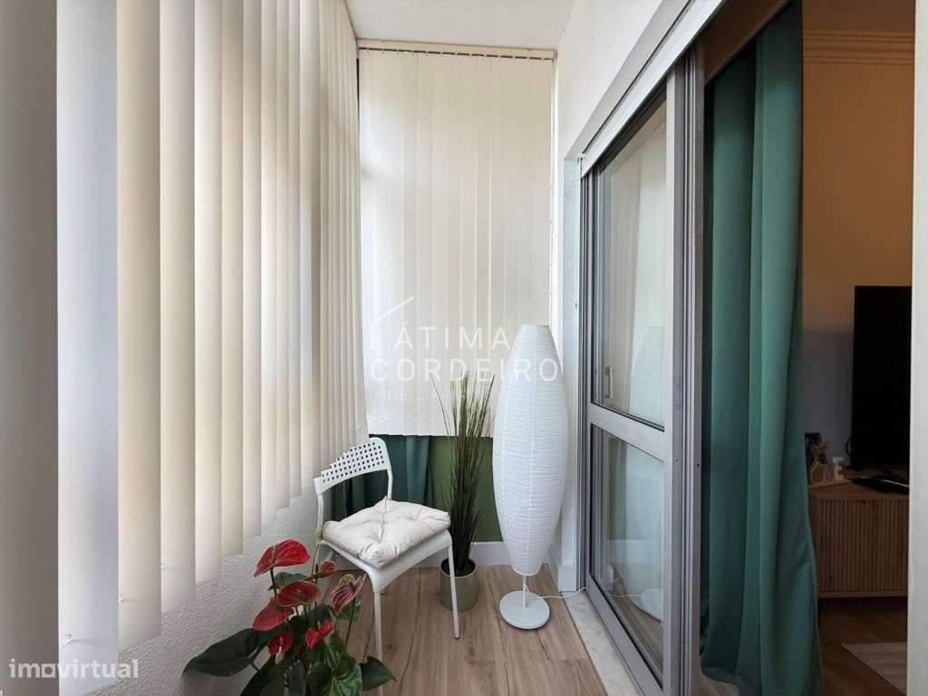 Apartamento T1, 1º andar, prédio com dois elevadores, situado no Feijó - Grande imagem: 4/15