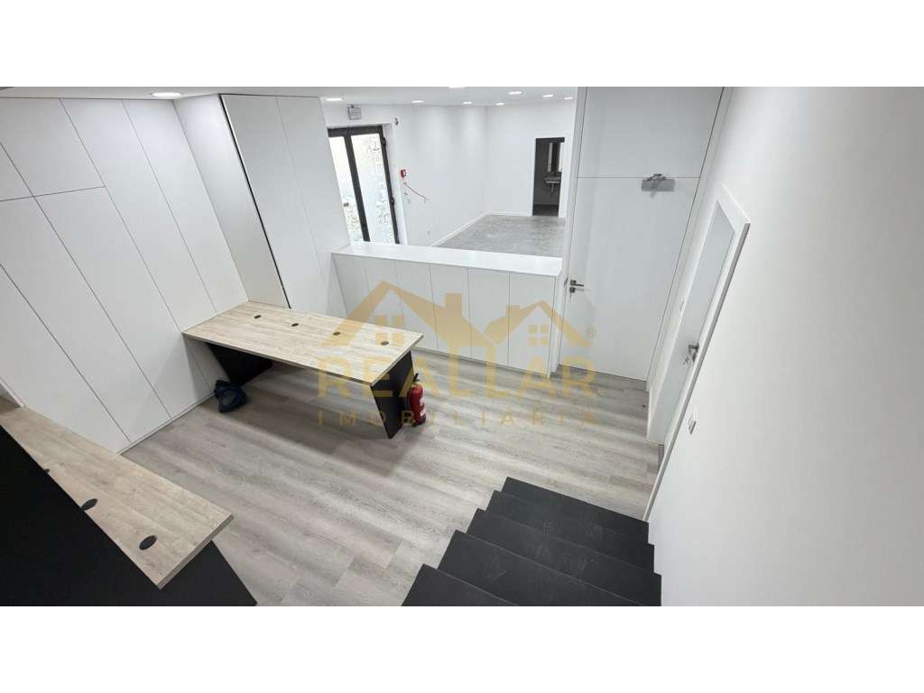 Pavilhão Industrial de 1.200 m² em Barcelos - Potência de 200 kVA e...-11