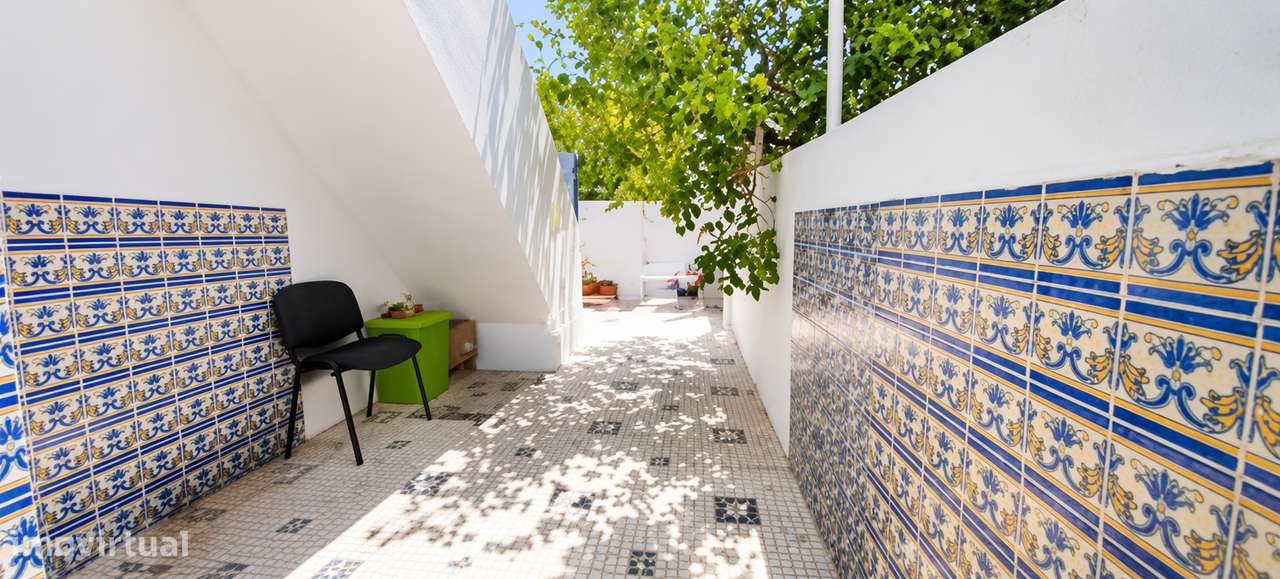 Moradia  T2 constituída por 2 pisos com quintal e terraços-1