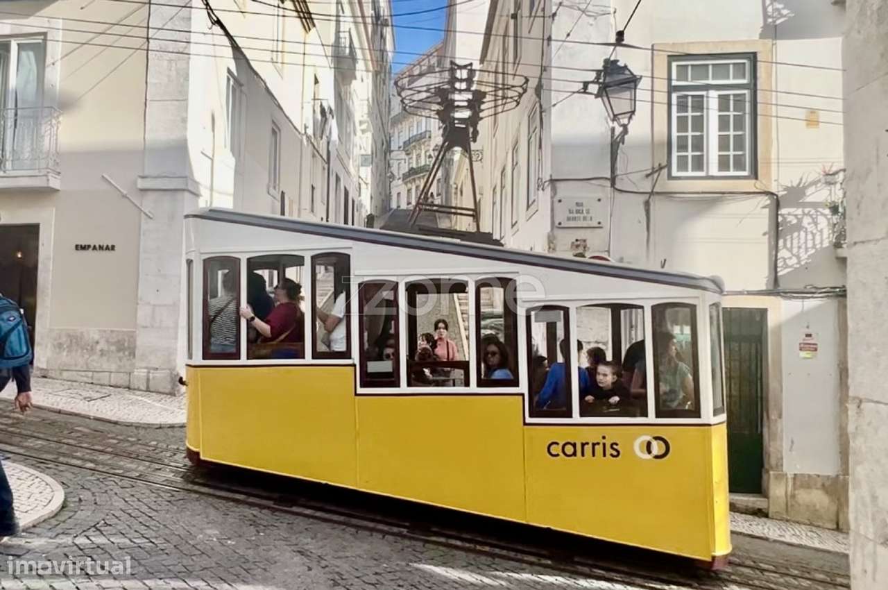 Prédio com 4 apartamentos e uma loja em Santa Catarina - Lisboa-30