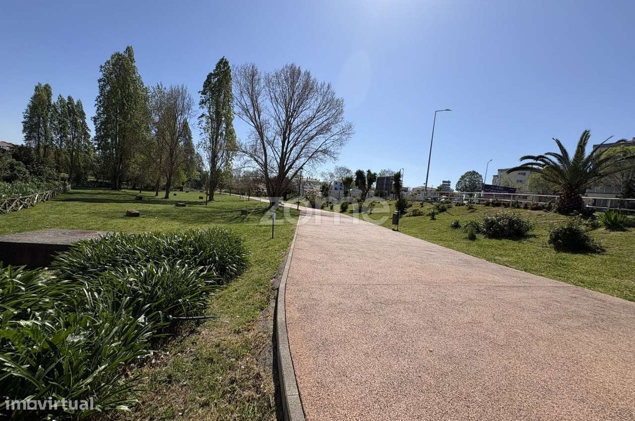 Prédio para recuperação total em Queluz-5