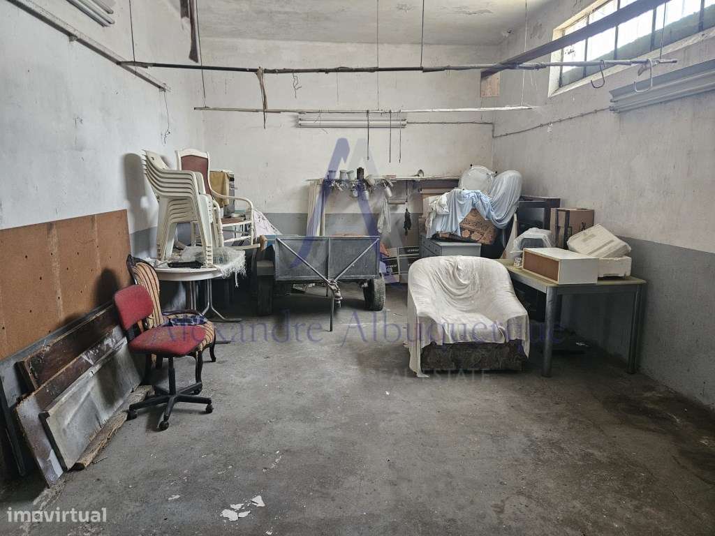 Moradia com anexo e espaço comercial.-27