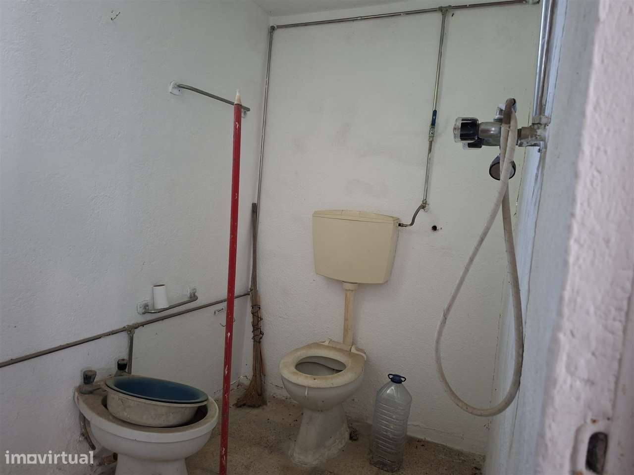 Propriedade Única com 2 Casas para Recuperação e Terreno de 2,6 Hectar-15