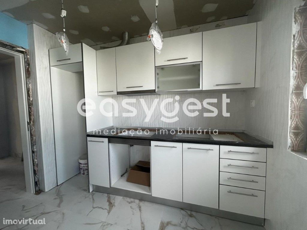 Apartamento T2 remodelado na castanheira com cozinha semi...