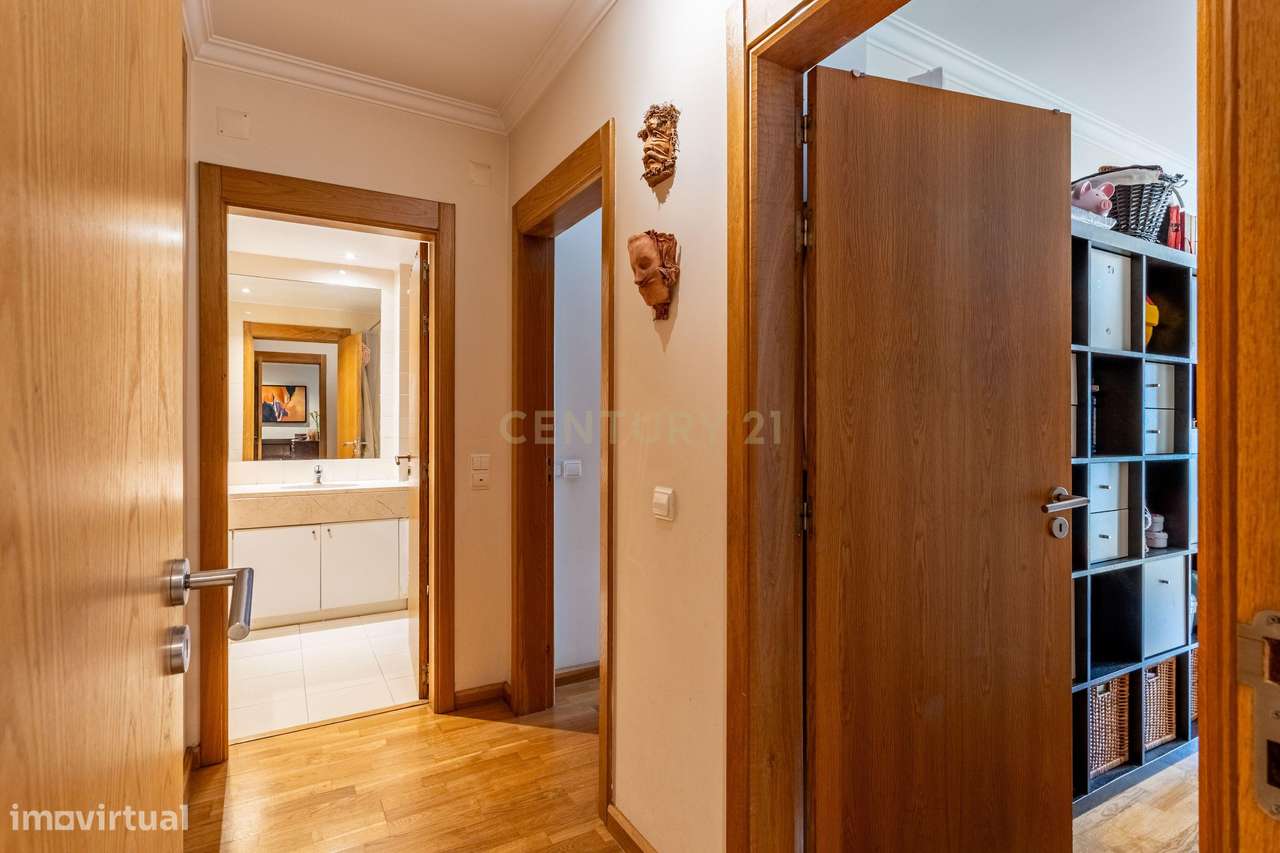 T2 com varanda, arrecadação e lugar de garagem – Rua São Bento Menni,-12