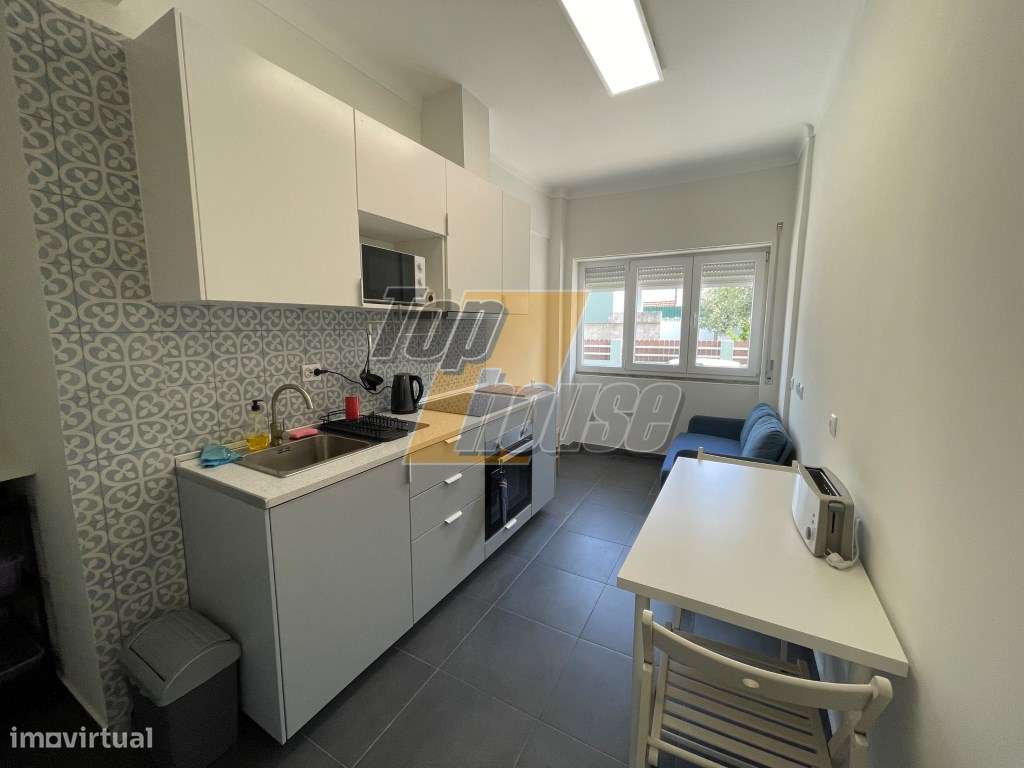 Apartamento T1 Totalmente Reabilitado em Santo António da Caparica-0