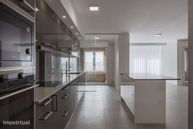 Apartamento T4 com Varanda de 31m2 e vista mar em Matosinhos-12