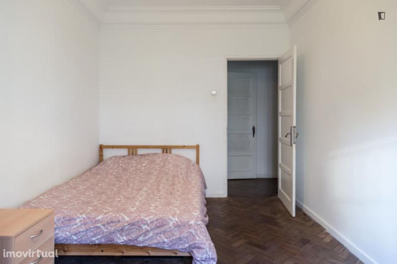 94938 - Quarto com cama de solteiro em apartamento com 7 quartos