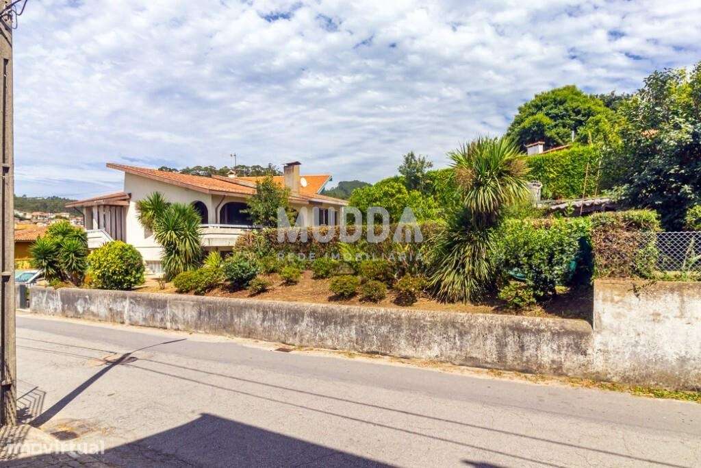 Moradia BI-FAMILIAR com amplas varandas-6