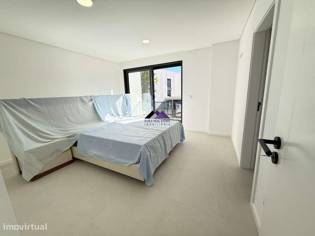 Moradia V3 com Garagem e Piscina a Estrear-39