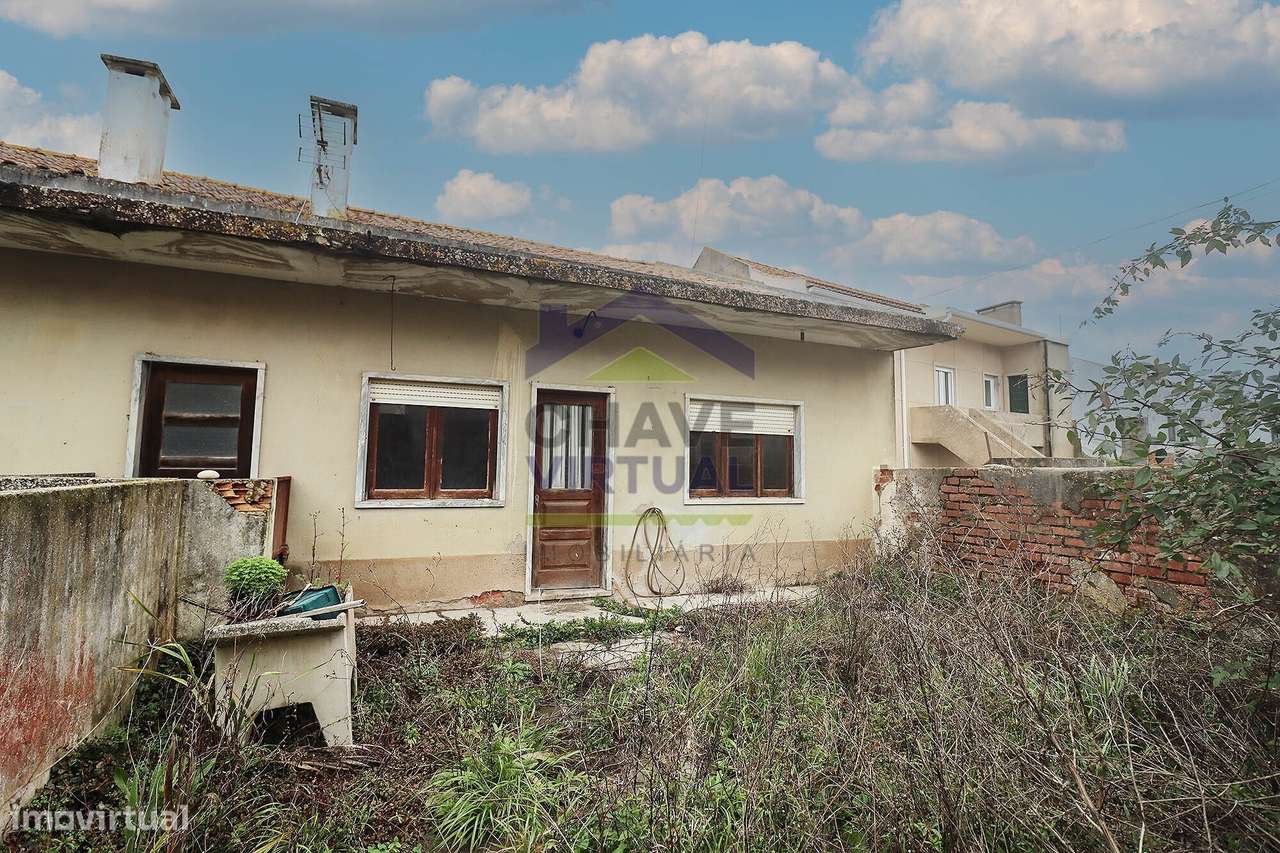 Moradia V4 com Quintal e Sõtão - Centro Bombarral-32