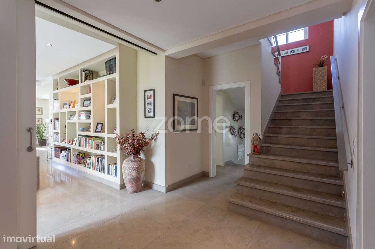 Moradia sem mobília com 5 suítes, jardim, piscina e anexo com ginás... - Grande imagem: 5/60