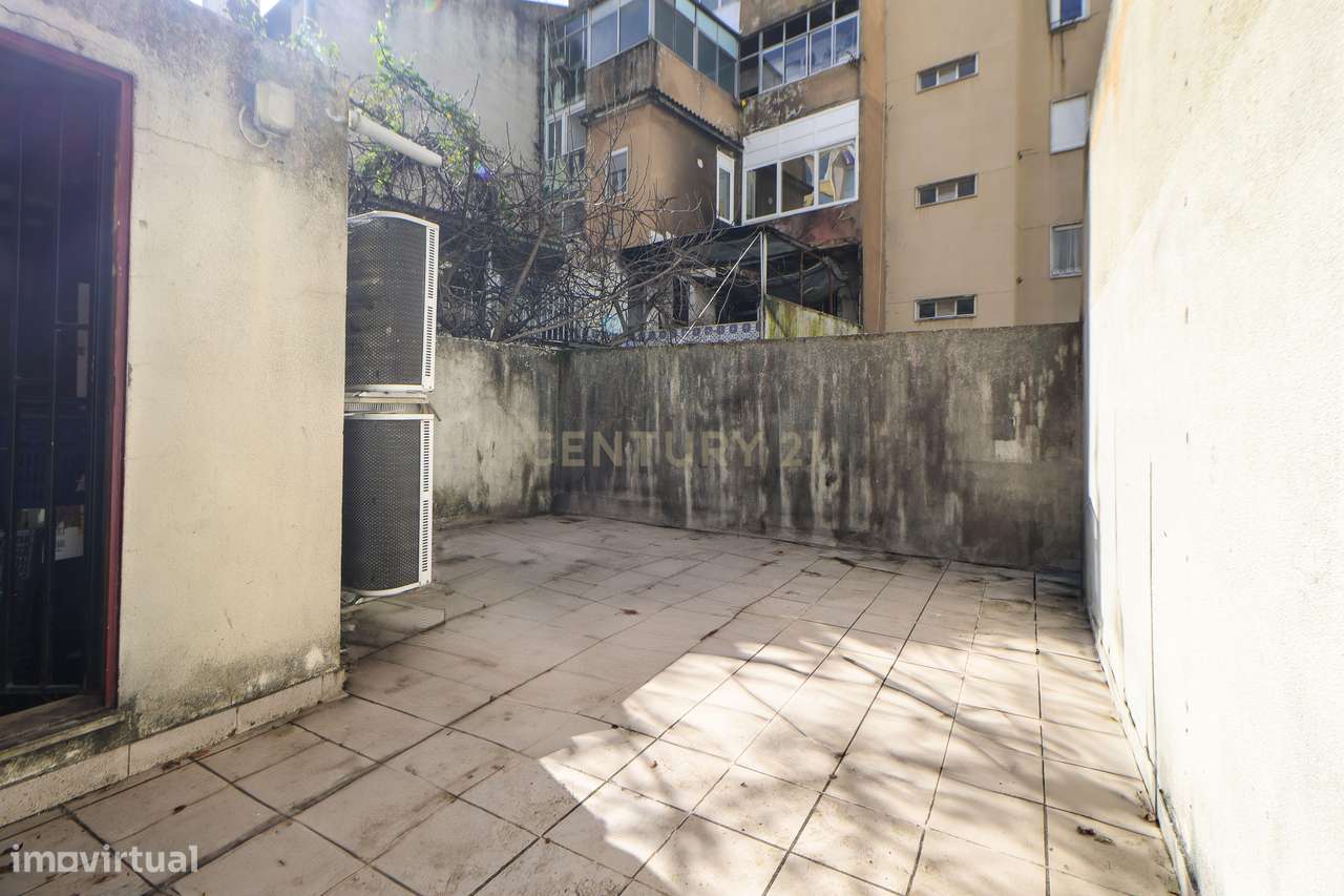 Loja com 273 m² terraço e 2 lugares de estacionamento – Zona Marquês d-21