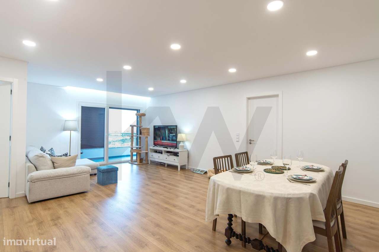 T2 Semi-Novo com Varanda, Vista Frontal Rio e Garagem Dupla | Alverca - Grande imagem: 5/30