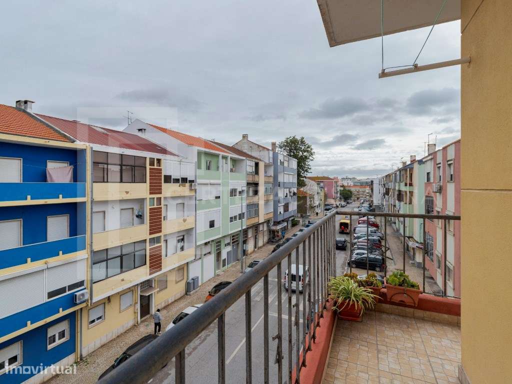 Apartamento T3 com varanda em gaveto no Barreiro-5