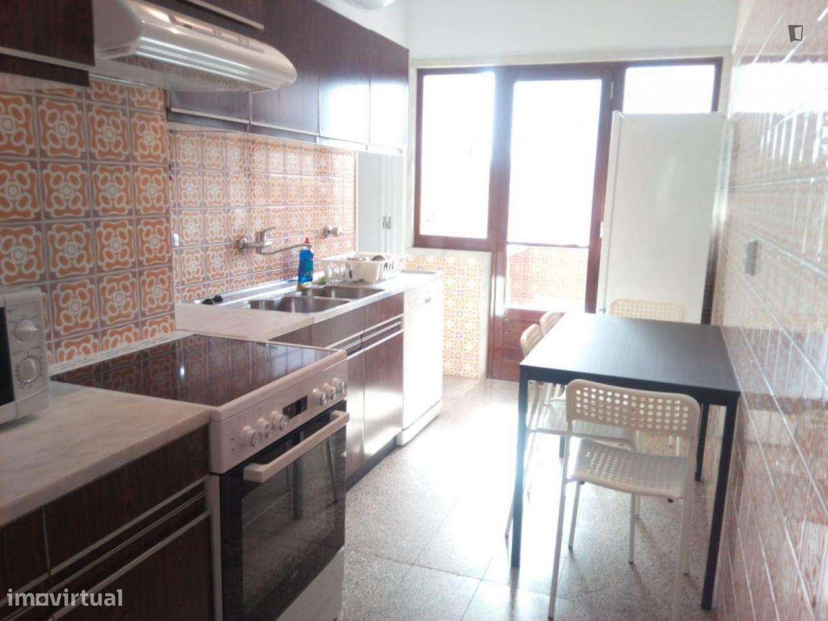 Quarto - localizado em Benfica Lisbon - Grande imagem: 3/6