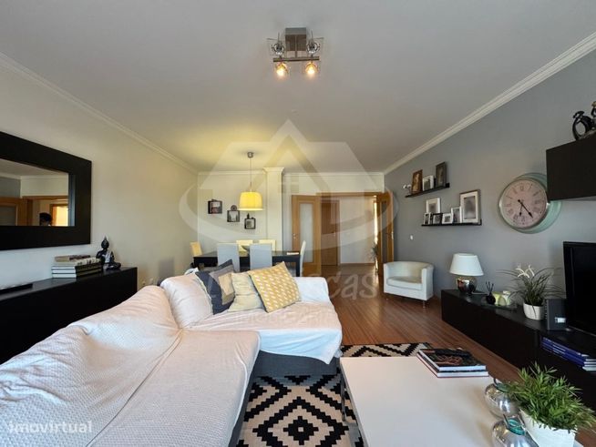 Apartamento T3 com garagem no Parque das Oliveiras, Camarate-4