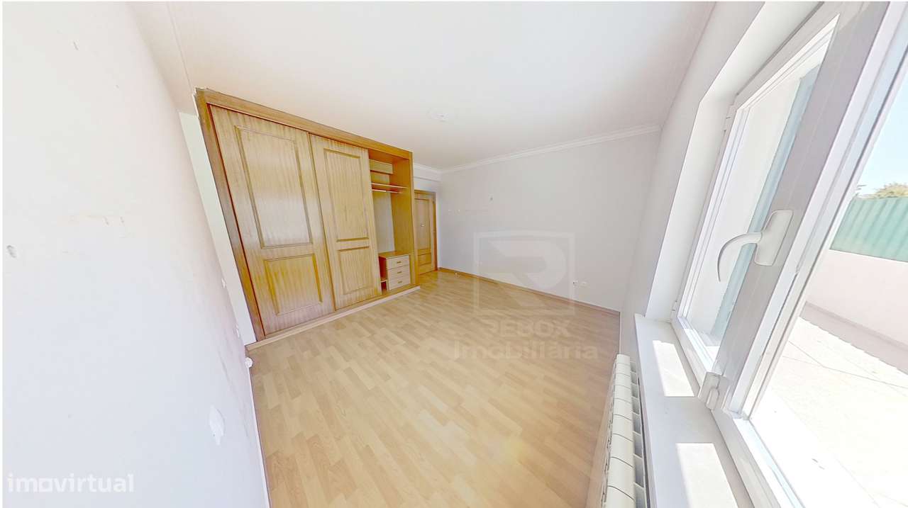 Moradia T5 isolada com 20 painéis solares e 3 quartos no piso térreo-20
