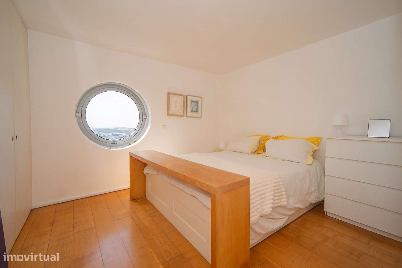 Moradia Contemporânea com Vista Mar e Piscina, Próxima da Beloura e Es-34