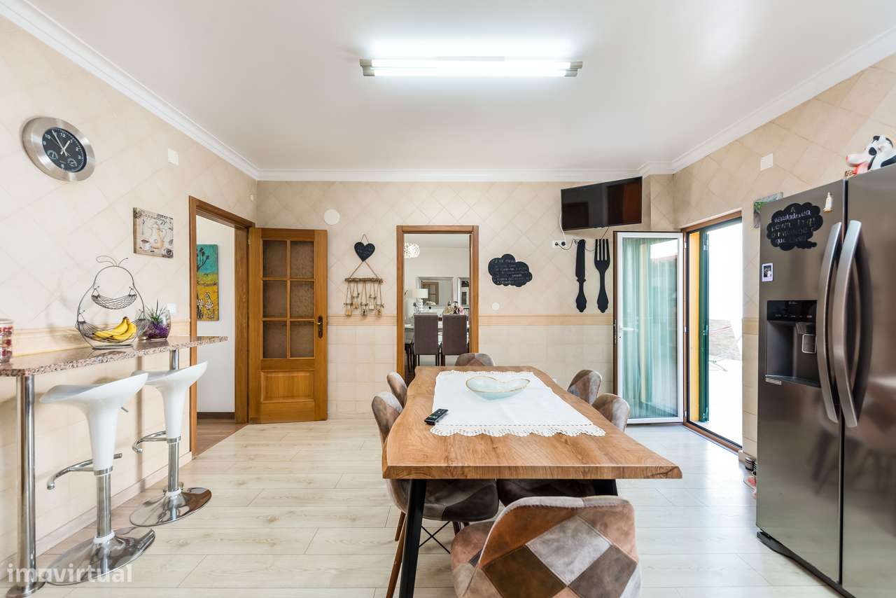 Moradia Isolada com 5 quartos| 2 Suite | Garagem e Sótão | 5m Metro-5