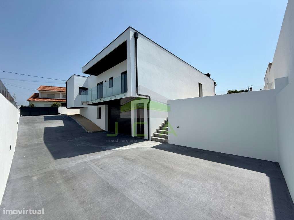 Moradia V3 nova com jardim, na zona dos Pousos-4