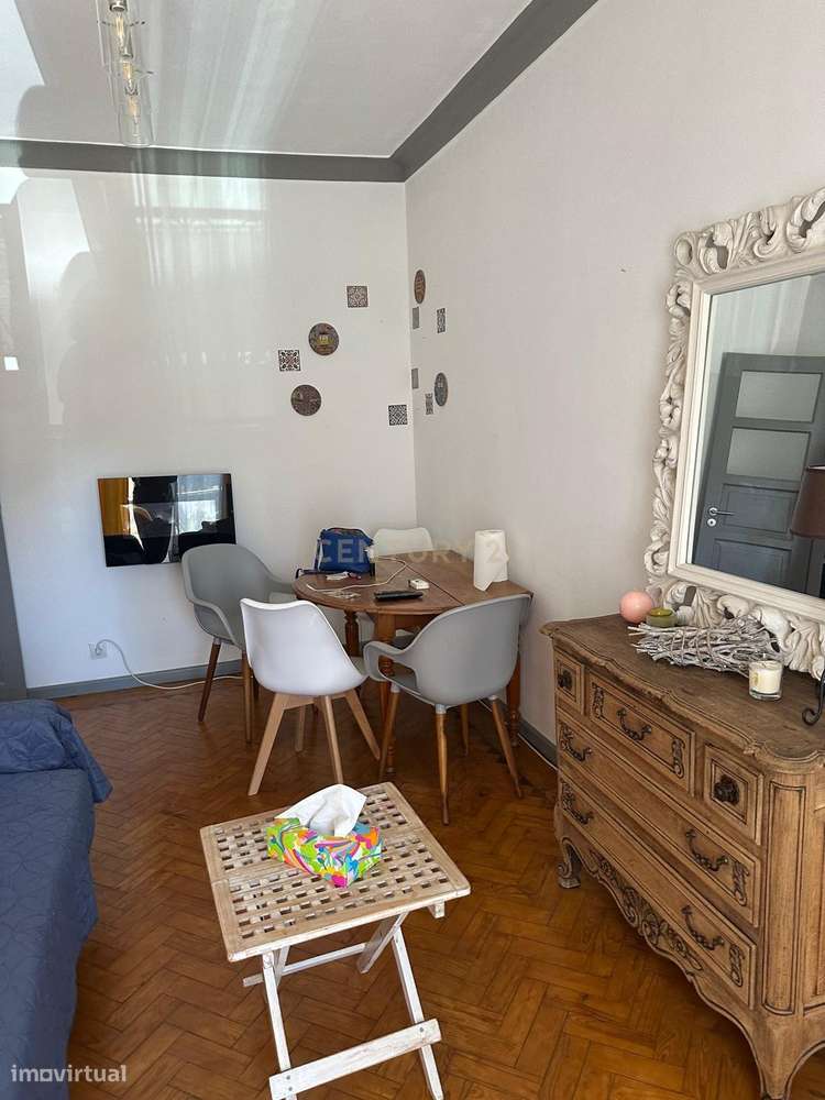 T2 Semi-Remodelado na Cova da Piedade - Excelente Localização!-4