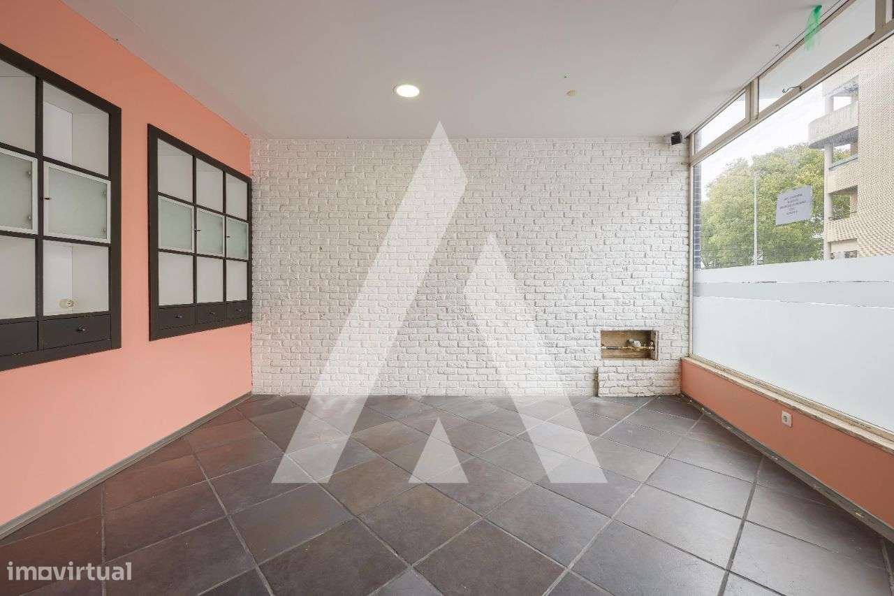 Loja situada numa das principais vias da cidade de Aveiro - Grande imagem: 2/16