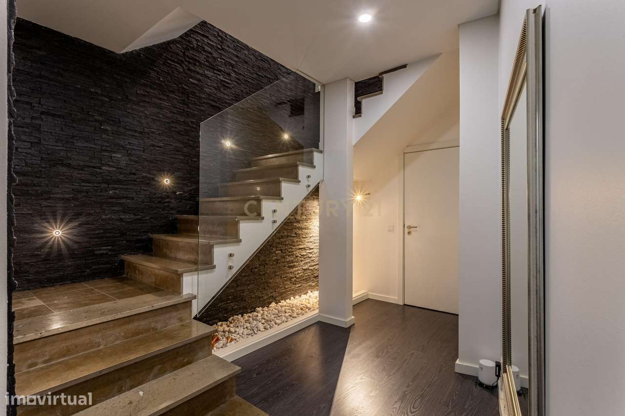 Procura espaço e conforto? Veja este T4 Duplex-2