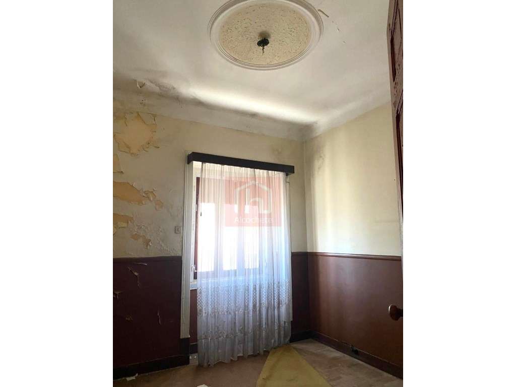 Prédio de 2 pisos para recuperar com logradouro no centro do Montijo-13