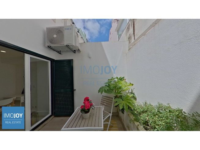 Apartamento T2 DUPLEX na Lapa, Recuperado, com Zona exterior-1