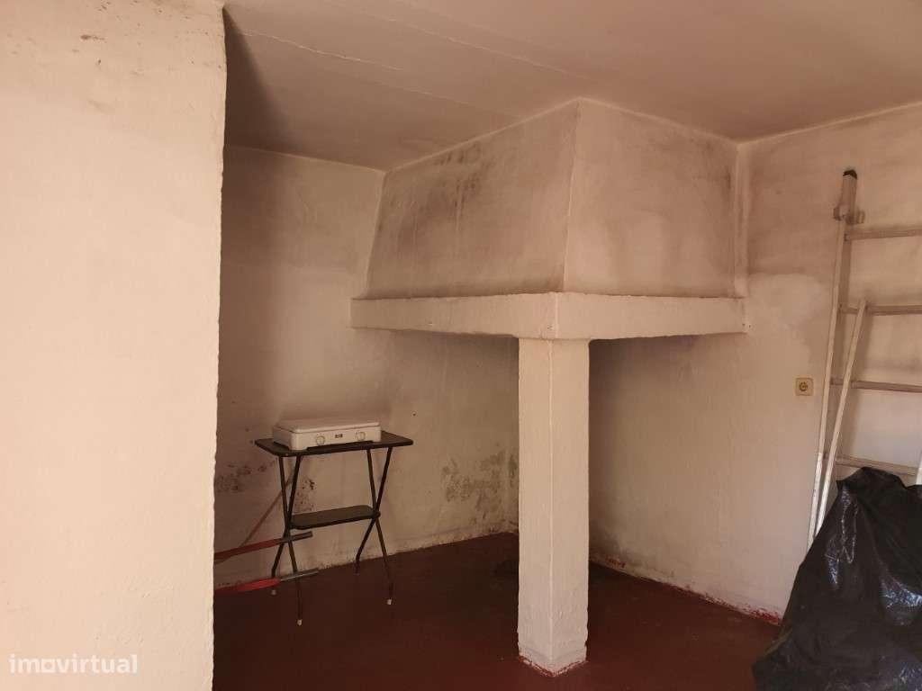 Oportunidade de Reabilitação - Moradia T2 com Quintal em Terrugem (...-7