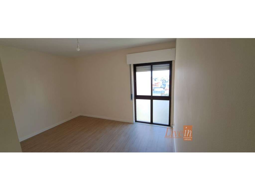 Apartamento T2 Totalmente Remodelado na Tapada das Mercês-10