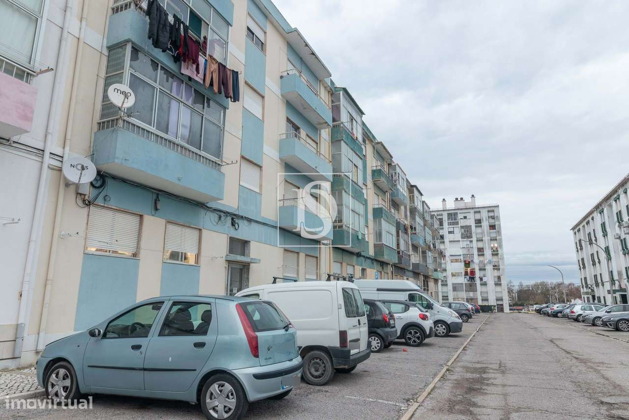 Acolhedor T1 no 1º andar, com Cozinha Semi Equipada e Próximo de Trans-12