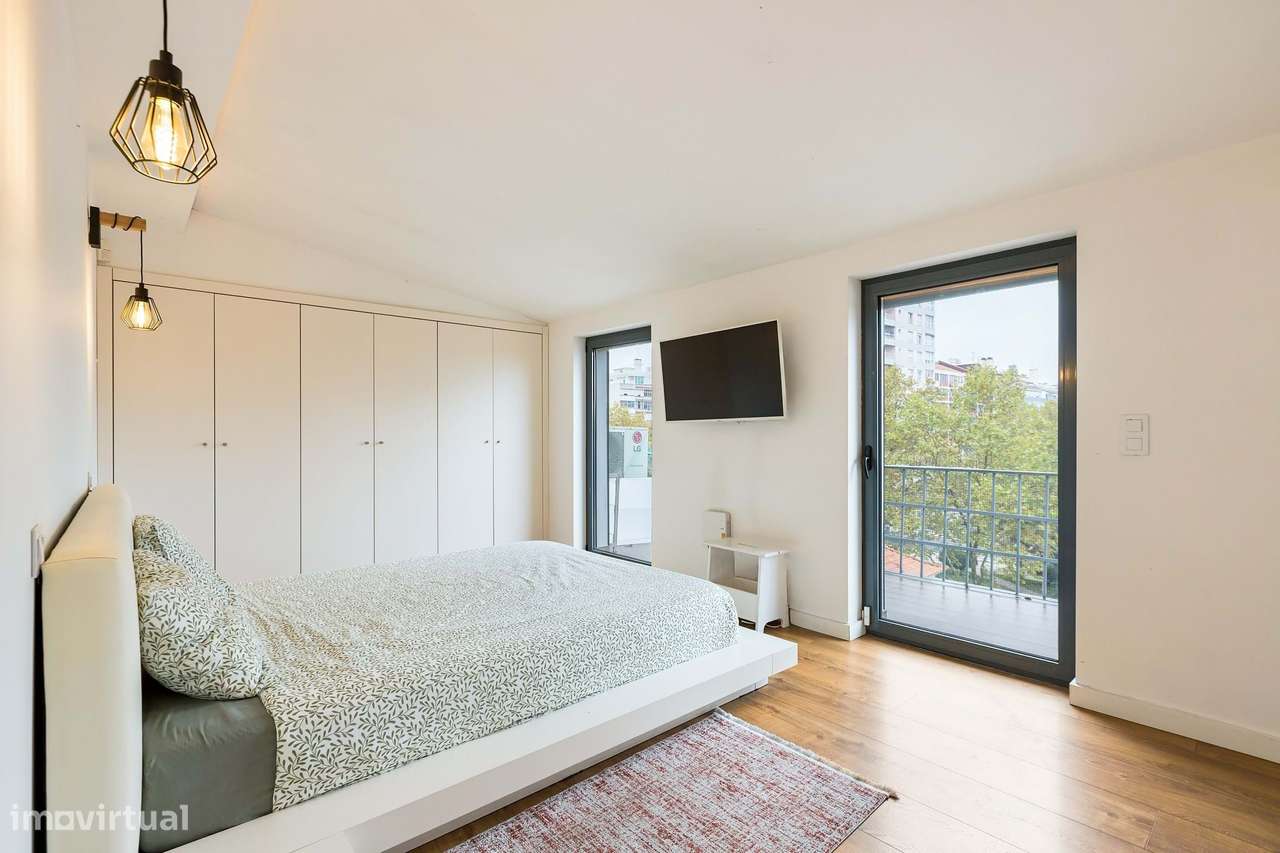 Moradia T4/5 com Piscina no Bairro de Santa Cruz – Benfica, Lisboa-20