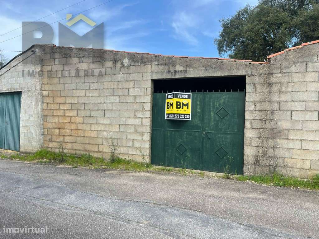 Construção antiga usada para garagem e arrumos. - Grande imagem: 4/11